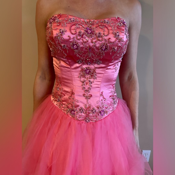 Gorgeous pink prom dress size 6 - Picture 2 of 3